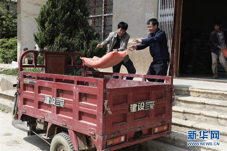 （在習(xí)近平新時(shí)代中國特色社會(huì)主義思想指引下&mdash;&mdash;新時(shí)代新作為新篇章&middot;圖文互動(dòng)）（2）云南省陸良縣：農(nóng)民給供銷社打&ldquo;白條&rdquo; 