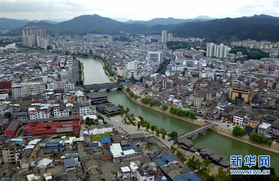 （新華全媒頭條&middot;不忘初心、牢記使命&mdash;&mdash;記者再走長(zhǎng)征路&middot;圖文互動(dòng)）（3）風(fēng)展紅旗如畫(huà)&mdash;&mdash;來(lái)自長(zhǎng)征出發(fā)地長(zhǎng)汀、寧化的紅色信仰報(bào)告 