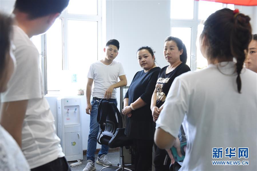 （在習(xí)近平新時(shí)代中國(guó)特色社會(huì)主義思想指引下&mdash;&mdash;新時(shí)代新作為新篇章&middot;圖文互動(dòng)）（1）生長(zhǎng)在&ldquo;云&rdquo;上的&ldquo;小鎮(zhèn)青年&rdquo;&mdash;&mdash;東北偏遠(yuǎn)小城發(fā)展新興產(chǎn)業(yè)吸引年輕人回流