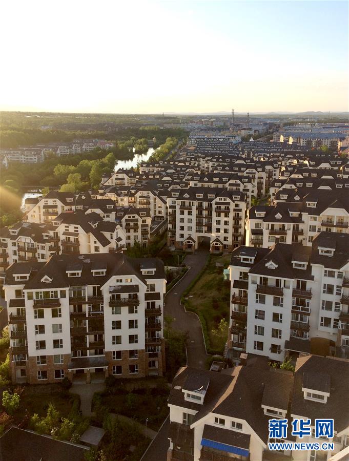 （在習(xí)近平新時代中國特色社會主義思想指引下&mdash;&mdash;新時代新作為新篇章&middot;圖文互動）（2）在這里，遇見&ldquo;詩和遠(yuǎn)方&rdquo;&mdash;&mdash;長白山下&ldquo;第一鎮(zhèn)&rdquo;的全域旅游實(shí)踐