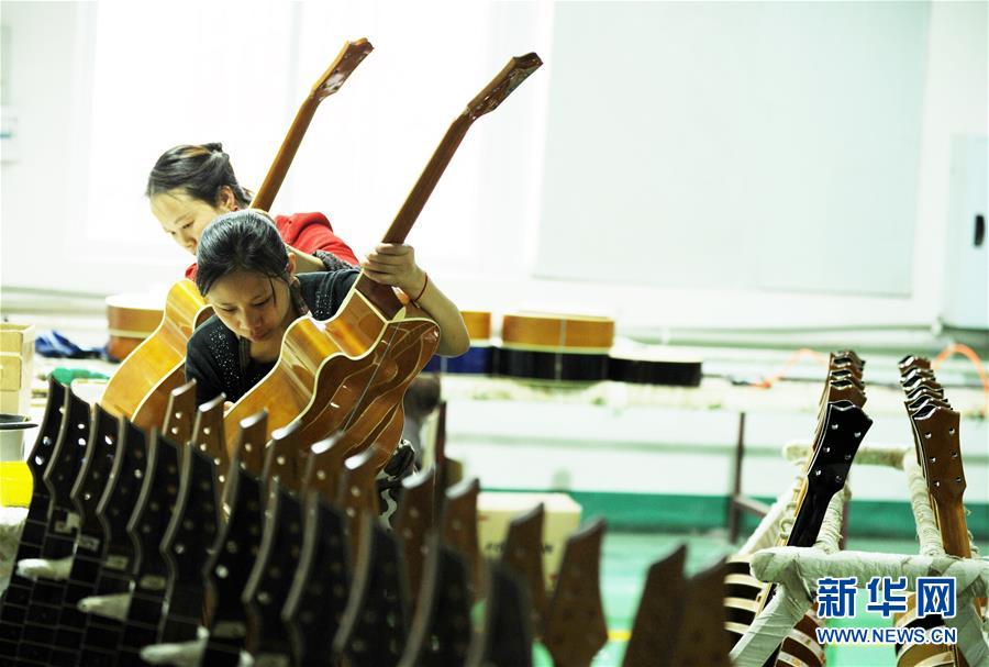 （在習(xí)近平新時(shí)代中國(guó)特色社會(huì)主義思想指引下&mdash;&mdash;新時(shí)代新作為新篇章&middot;圖文互動(dòng)）（1）貴州正安：吉他奏響發(fā)展&ldquo;神曲&rdquo;