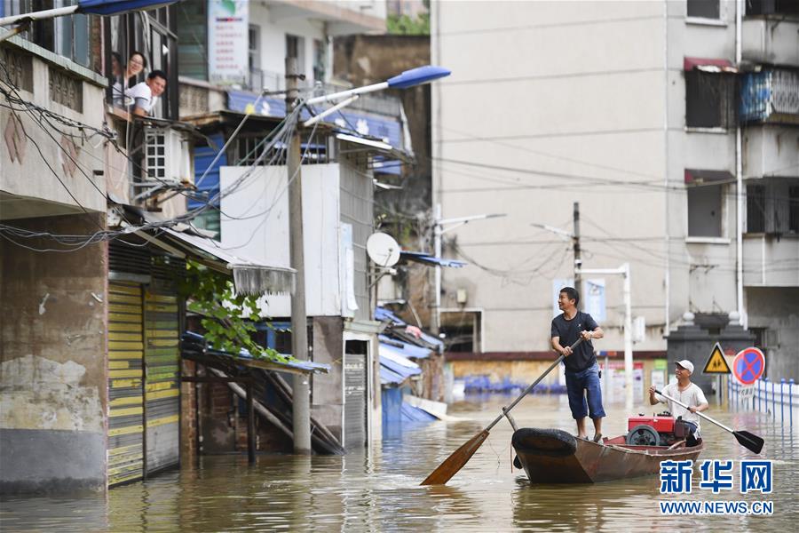 （抗洪搶險&middot;圖文互動）（1）洪水來時，那暖心的民間救援