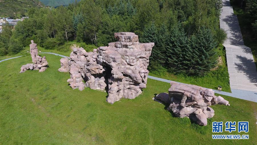 （壯麗70年&middot;奮斗新時(shí)代&mdash;&mdash;記者再走長征路&middot;圖文互動(dòng)）（2）記者手記：紀(jì)念碑下的隨想