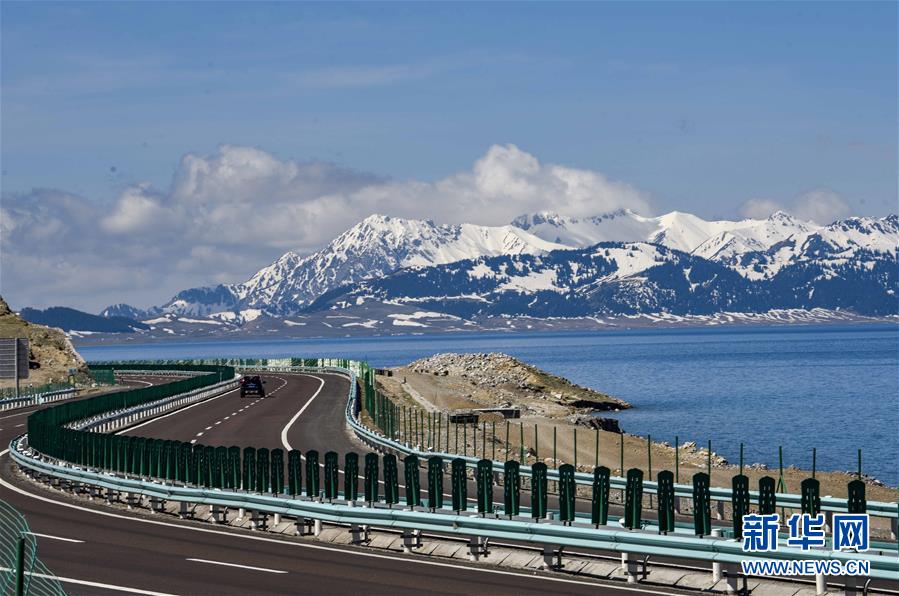 （壯麗70年&middot;奮斗新時(shí)代&mdash;&mdash;共和國發(fā)展成就巡禮&middot;圖文互動(dòng)）（3）旭日映天山　邊疆展新顏&mdash;&mdash;新中國成立70年新疆改革發(fā)展巡禮