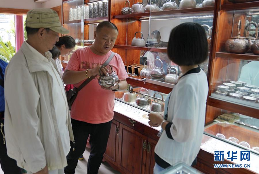 （在習(xí)近平新時(shí)代中國(guó)特色社會(huì)主義思想指引下&mdash;&mdash;新時(shí)代新作為新篇章&middot;總書記關(guān)心的百姓身邊事&middot;圖文互動(dòng)）（3）留住鄉(xiāng)愁 綻放新顏&mdash;&mdash;傳統(tǒng)村落保護(hù)激發(fā)鄉(xiāng)村活力