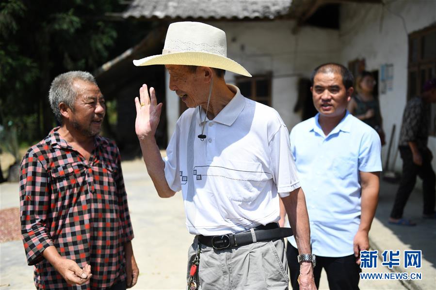 （圖文互動）（1）烏蒙山區(qū)扶貧第一書記背后的&ldquo;老監(jiān)工&rdquo;