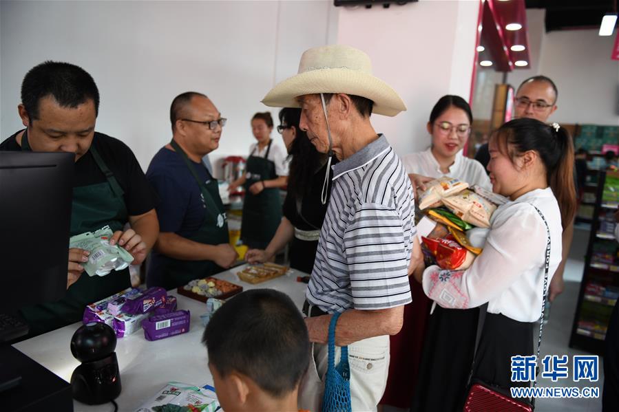 （圖文互動）（2）烏蒙山區(qū)扶貧第一書記背后的&ldquo;老監(jiān)工&rdquo;