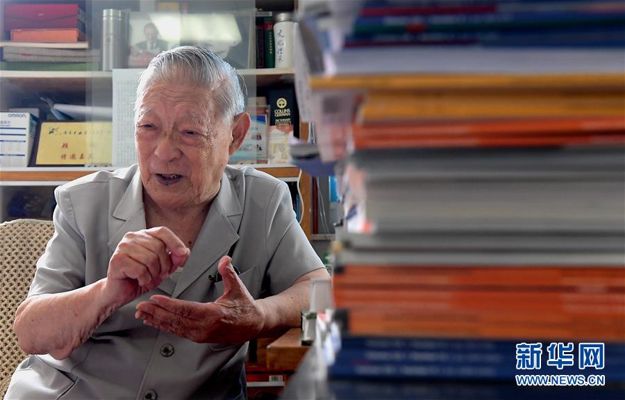 （愛(ài)國(guó)者 奮斗情&middot;圖文互動(dòng)）（3）用醫(yī)術(shù)和道德守護(hù)&ldquo;光明&rdquo;&mdash;&mdash;全國(guó)道德模范99歲眼科專(zhuān)家張效房的人生軌跡 