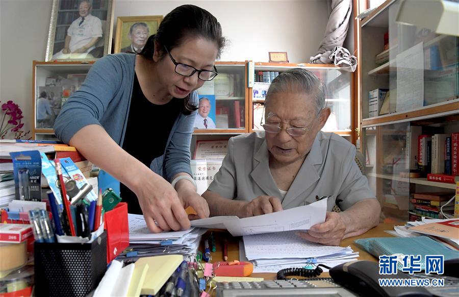 （愛(ài)國(guó)者 奮斗情&middot;圖文互動(dòng)）（4）用醫(yī)術(shù)和道德守護(hù)&ldquo;光明&rdquo;&mdash;&mdash;全國(guó)道德模范99歲眼科專(zhuān)家張效房的人生軌跡 