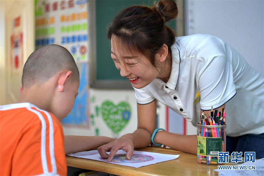 （在習(xí)近平新時(shí)代中國特色社會(huì)主義思想指引下——新時(shí)代新作為新篇章·總書記關(guān)心的百姓身邊事·圖文互動(dòng)）（4）特別的愛，給特別的你——特殊教育的別樣風(fēng)景