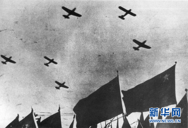 （新華全媒頭條&middot;人民空軍70年&middot;圖文互動）（1）陽光照耀奮飛的航程&mdash;&mdash;黨中央、中央軍委和習(xí)主席關(guān)心人民空軍建設(shè)發(fā)展紀實