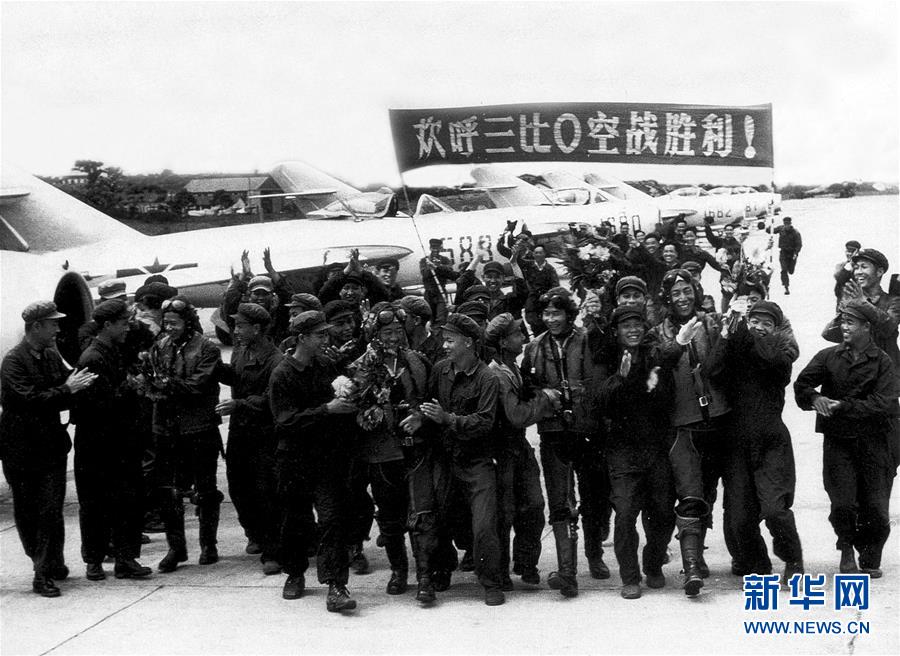 （新華全媒頭條&middot;人民空軍70年&middot;圖文互動）（4）陽光照耀奮飛的航程&mdash;&mdash;黨中央、中央軍委和習(xí)主席關(guān)心人民空軍建設(shè)發(fā)展紀實