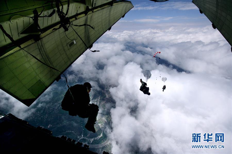 （新華全媒頭條&middot;人民空軍70年&middot;圖文互動）（12）陽光照耀奮飛的航程&mdash;&mdash;黨中央、中央軍委和習(xí)主席關(guān)心人民空軍建設(shè)發(fā)展紀實
