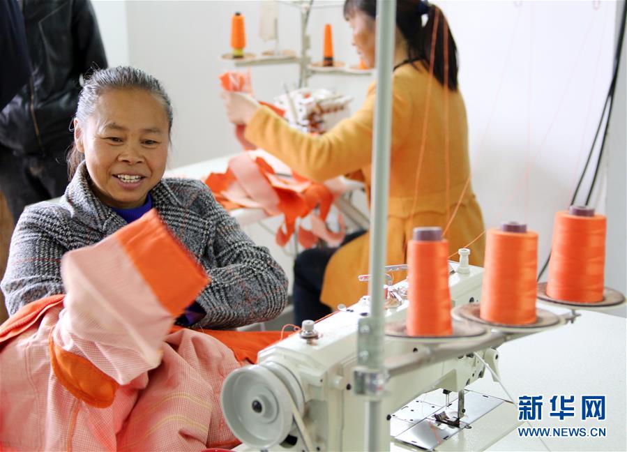 （四中全會(huì)精神在基層&middot;圖文互動(dòng)）（1）特寫：麻將桌&ldquo;失業(yè)&rdquo;記