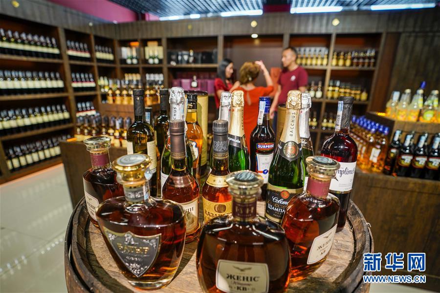 （在習(xí)近平新時(shí)代中國(guó)特色社會(huì)主義思想指引下&mdash;&mdash;新時(shí)代新作為新篇章&middot;總書記關(guān)切開放事&middot;圖文互動(dòng)）（4）開放，讓迢迢邊關(guān)擁有穩(wěn)穩(wěn)幸福&mdash;&mdash;來自內(nèi)陸沿邊開放小城的故事