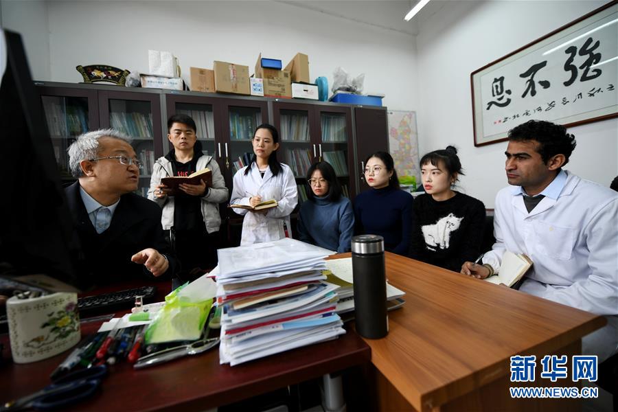 (在習(xí)近平新時(shí)代中國(guó)特色社會(huì)主義思想指引下——新時(shí)代新作為新篇章·總書(shū)記關(guān)切開(kāi)放事·圖文互動(dòng))(1)來(lái)中國(guó)“學(xué)種地”的“洋學(xué)生”