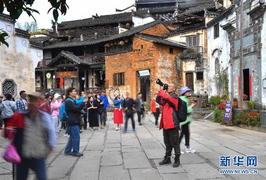 （圖文互動）（11）鄉(xiāng)村攝影師、鄉(xiāng)村&ldquo;模特&rdquo;、民宿店主&mdash;&mdash;鄉(xiāng)村旅游推動婺源農(nóng)民生活方式發(fā)生新變化
