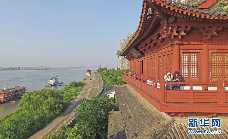 （在習(xí)近平新時代中國特色社會主義思想指引下&mdash;&mdash;新時代新作為新篇章&middot;總書記關(guān)切高質(zhì)量發(fā)展&middot;圖文互動）（2）在藍(lán)天白云下&mdash;&mdash;污染防治攻堅戰(zhàn)持續(xù)推進(jìn)