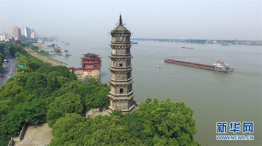 （在習(xí)近平新時代中國特色社會主義思想指引下&mdash;&mdash;新時代新作為新篇章&middot;總書記關(guān)切高質(zhì)量發(fā)展&middot;圖文互動）（3）在藍(lán)天白云下&mdash;&mdash;污染防治攻堅戰(zhàn)持續(xù)推進(jìn)