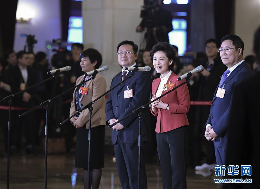 （兩會(huì)&middot;面對(duì)面）（18）全國(guó)政協(xié)委員接受采訪