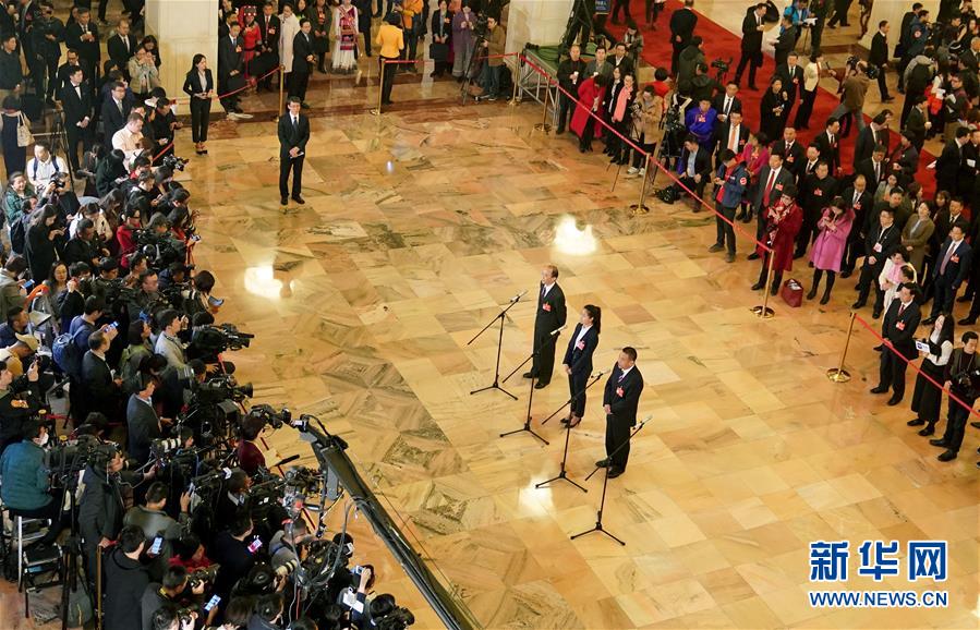 （兩會(huì)&middot;面對(duì)面）（15）全國(guó)人大代表接受采訪