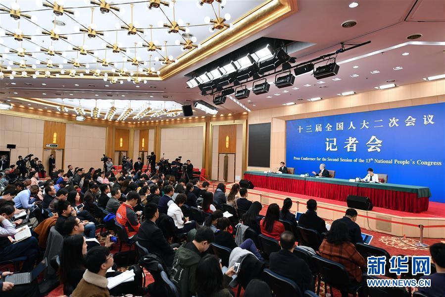 （兩會&middot;XHDW）（2）國務(wù)院扶貧辦主任劉永富就&ldquo;攻堅克難&mdash;&mdash;堅決打贏脫貧攻堅戰(zhàn)&rdquo;答記者問