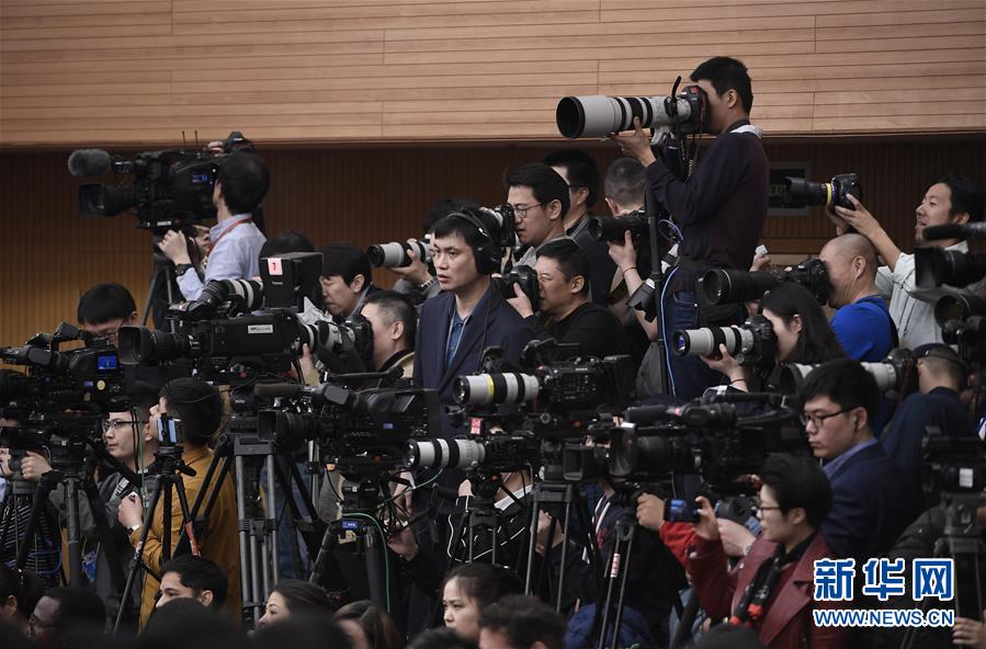 （兩會(huì)&middot;XHDW）（9）商務(wù)部部長(zhǎng)鐘山等就&ldquo;促進(jìn)形成強(qiáng)大國(guó)內(nèi)市場(chǎng) 推動(dòng)全方位對(duì)外開(kāi)放&rdquo;答記者問(wèn)