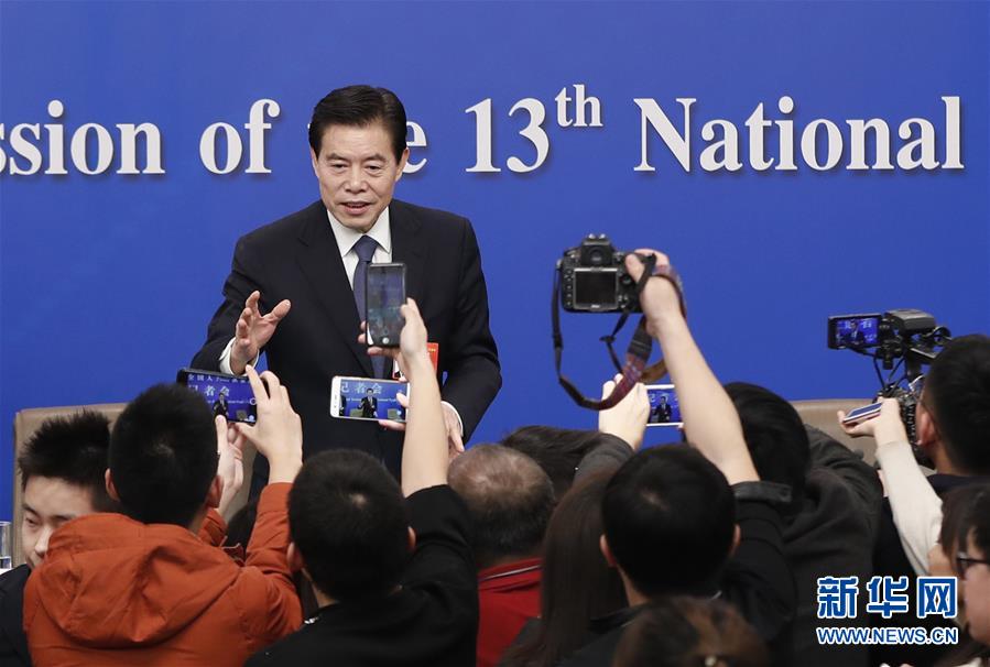 （兩會(huì)&middot;XHDW）（12）商務(wù)部部長(zhǎng)鐘山等就&ldquo;促進(jìn)形成強(qiáng)大國(guó)內(nèi)市場(chǎng) 推動(dòng)全方位對(duì)外開(kāi)放&rdquo;答記者問(wèn)