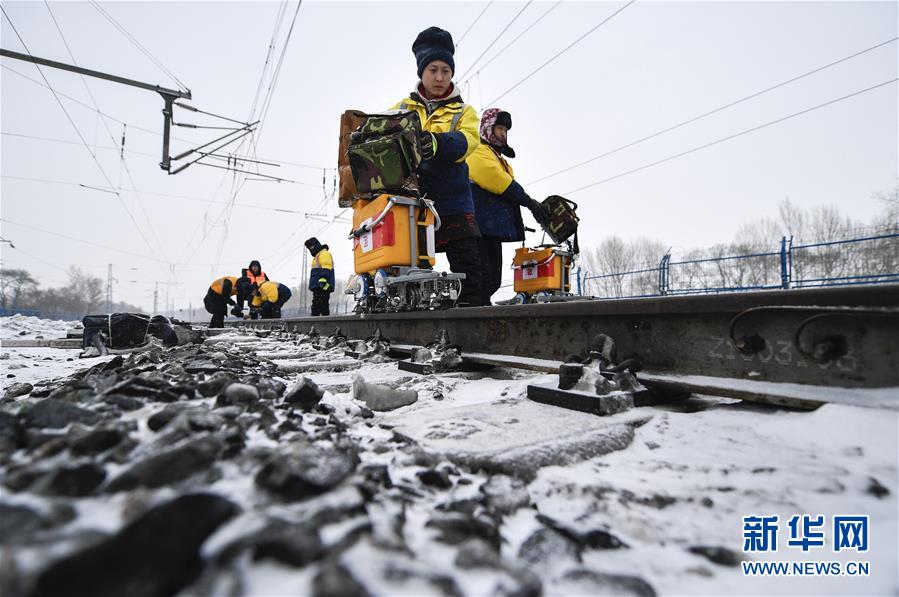 （新春走基層）（1）嚴寒下的“鐵路醫(yī)生”：風(fēng)雪中守護回家路