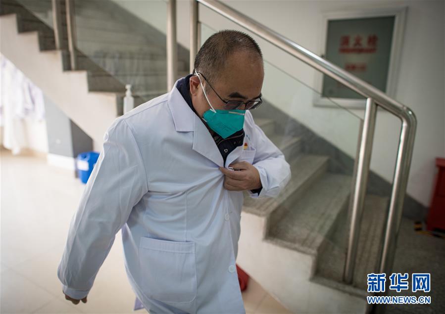 (新華全媒頭條·聚焦疫情防控·圖文互動(dòng))(1)拼漸凍生命 與疫魔競(jìng)速——記疫情“風(fēng)暴眼”中武漢金銀潭醫(yī)院院長(zhǎng)張定宇