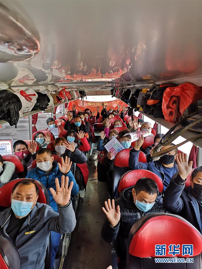 （做好六穩(wěn)工作 應(yīng)對復(fù)雜局面&middot;圖文互動）（1）四川：&ldquo;點對點、一站式&rdquo;送農(nóng)民工安全返崗