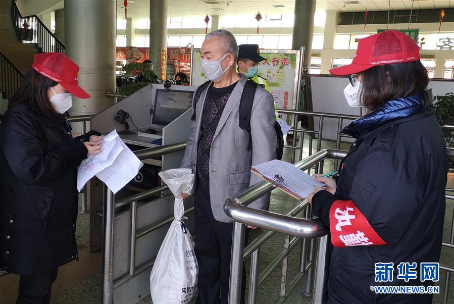 （做好六穩(wěn)工作 應(yīng)對復(fù)雜局面&middot;圖文互動）（3）四川：&ldquo;點對點、一站式&rdquo;送農(nóng)民工安全返崗