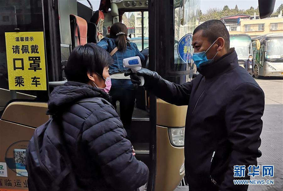 （做好六穩(wěn)工作 應(yīng)對復(fù)雜局面&middot;圖文互動）（4）四川：&ldquo;點對點、一站式&rdquo;送農(nóng)民工安全返崗