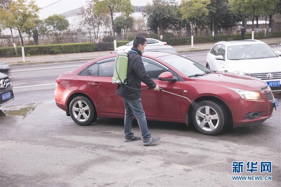 （來(lái)自經(jīng)濟(jì)前沿的故事&middot;企業(yè)復(fù)工復(fù)產(chǎn)&middot;圖文互動(dòng)）（5）&ldquo;開(kāi)門(mén)紅包&rdquo;變&ldquo;消毒迎門(mén)&rdquo;&mdash;&mdash;長(zhǎng)沙高新區(qū)一家企業(yè)復(fù)工的&ldquo;拼勁&rdquo;