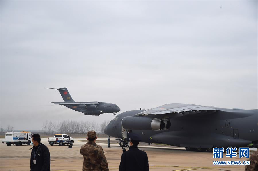 （聚焦疫情防控·圖文互動）（5）空軍出動3型11架運輸機多地同步向武漢空運醫(yī)療隊員