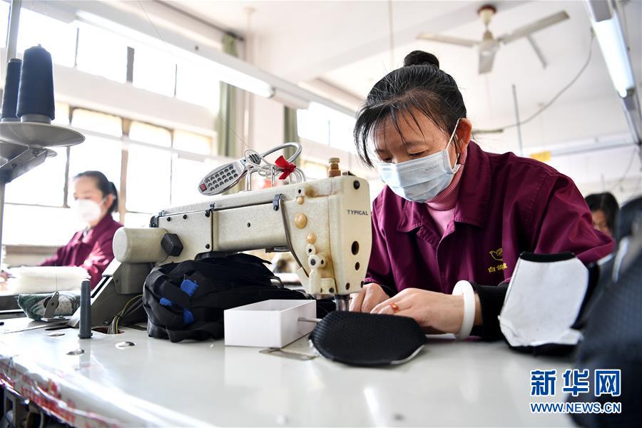 （圖文互動(dòng)）（4）為防控疫情添磚加瓦&mdash;&mdash;山西企業(yè)&ldquo;跨界&rdquo;生產(chǎn)防疫物資見(jiàn)聞