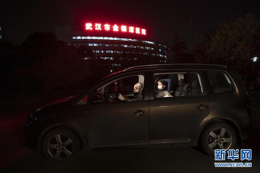 （一線抗疫群英譜&middot;圖文互動）（1）特寫：為節(jié)省10分鐘，這對醫(yī)護夫妻&ldquo;以車為家&rdquo;