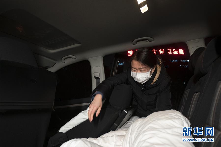 （一線抗疫群英譜&middot;圖文互動）（2）特寫：為節(jié)省10分鐘，這對醫(yī)護夫妻&ldquo;以車為家&rdquo;