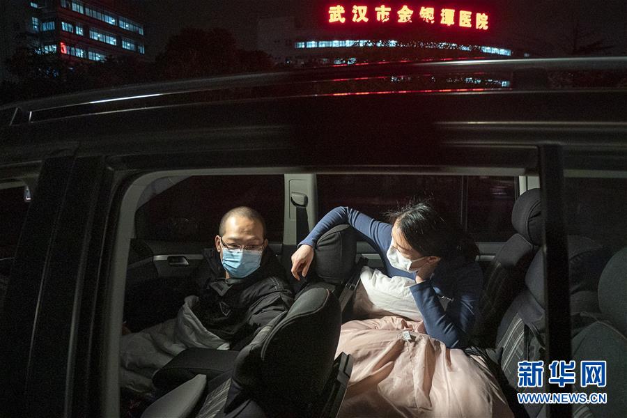 （一線抗疫群英譜&middot;圖文互動）（4）特寫：為節(jié)省10分鐘，這對醫(yī)護夫妻&ldquo;以車為家&rdquo;
