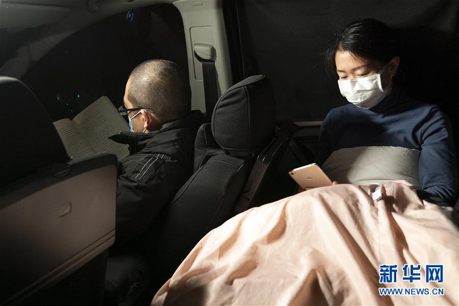 （一線抗疫群英譜&middot;圖文互動）（5）特寫：為節(jié)省10分鐘，這對醫(yī)護夫妻&ldquo;以車為家&rdquo;