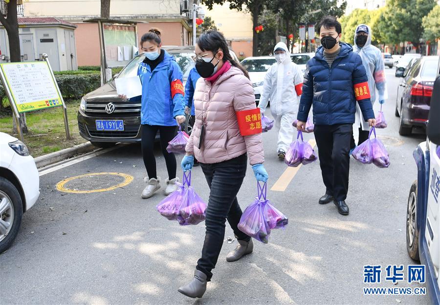 （新華全媒頭條·在習(xí)近平新時代中國特色社會主義思想指引下——新時代新作為新篇章·圖文互動）（3）同心戰(zhàn)“疫”彰顯人民至上——各地各部門貫徹落實習(xí)近平總書記重要指示精神統(tǒng)籌推進(jìn)疫情防控和經(jīng)濟(jì)社會發(fā)展 