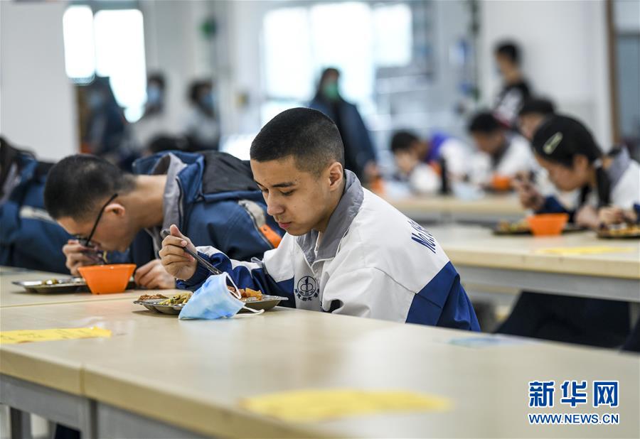 （圖文互動(dòng)）（6）&ldquo;早&rdquo;安同學(xué)，&ldquo;早&rdquo;安老師！&mdash;&mdash;新疆初高中畢業(yè)班復(fù)課一周回訪見(jiàn)聞