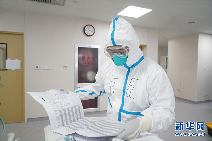 (一線抗疫群英譜·圖文互動(dòng))(1)被病人咬了一口的醫(yī)生張京臣:“說明他恢復(fù)得還不錯(cuò)”