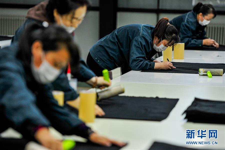 （在習(xí)近平新時代中國特色社會主義思想指引下&mdash;&mdash;新時代新作為新篇章&middot;習(xí)近平總書記關(guān)切事&middot;圖文互動）（7）穩(wěn)住千家萬戶的&ldquo;飯碗&rdquo;&mdash;&mdash;各地積極穩(wěn)就業(yè)化解疫情影響