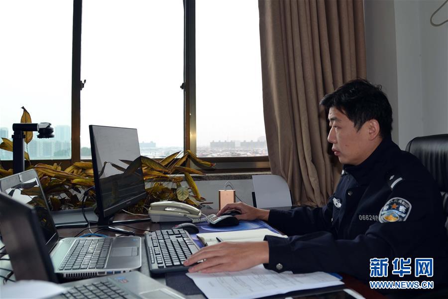 （習(xí)近平致敬的戰(zhàn)&ldquo;疫&rdquo;英雄&middot;公安干警篇&middot;圖文互動(dòng)）（8）他們，抗疫一線鑄警魂