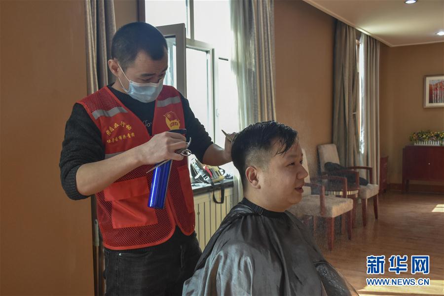 （一線抗疫群英譜&middot;圖文互動）（1）&ldquo;小小發(fā)屋&rdquo;溢真情&mdash;&mdash;新疆&ldquo;90后&rdquo;義務理發(fā)師馬國仁的故事
