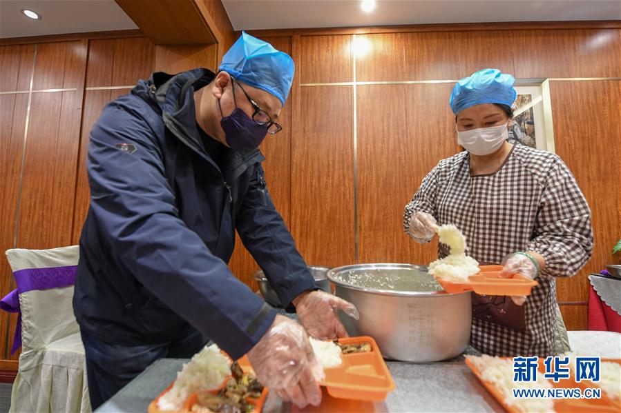 （一線(xiàn)抗疫群英譜&middot;圖文互動(dòng)）（4）服務(wù)白衣天使的&ldquo;管家&rdquo;艾厚宇