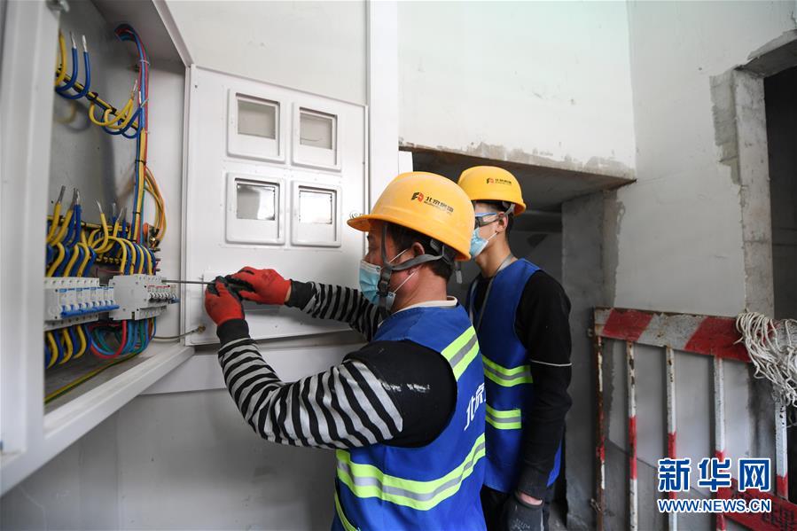 （新華全媒頭條&middot;圖文互動(dòng)）（5）88級(jí)臺(tái)階，終于不再是座&ldquo;山&rdquo;？&mdash;&mdash;北京老舊小區(qū)加裝電梯現(xiàn)狀調(diào)查