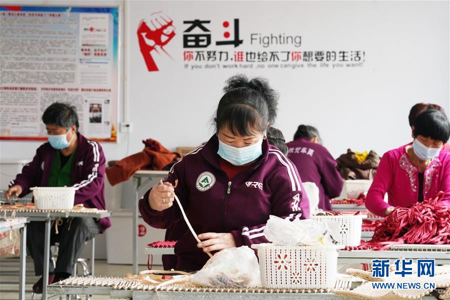 （在習近平新時代中國特色社會主義思想指引下&mdash;&mdash;新時代新作為新篇章&middot;習近平總書記關(guān)切事&middot;圖文互動）（6）讓貧困勞動力端穩(wěn)就業(yè)的&ldquo;飯碗&rdquo;&mdash;&mdash;各地就業(yè)扶貧不松勁鞏固脫貧成果