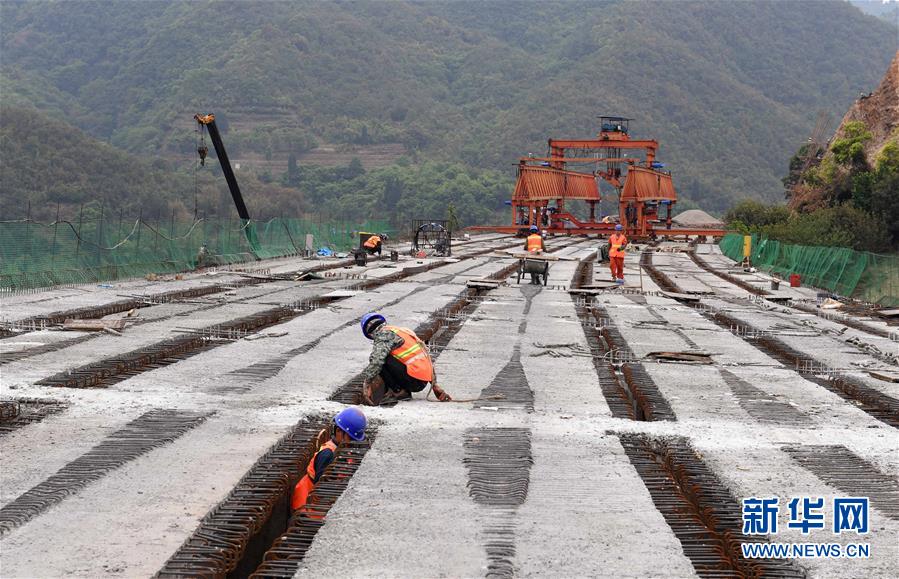 (經(jīng)濟)(2)昆楚高速公路岔河特大橋架梁忙